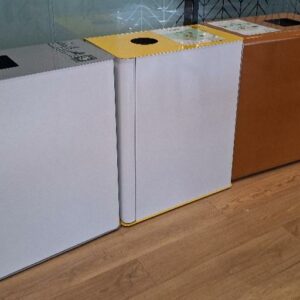Lot de 3 poubelles métalliques (boisson / papier carton / autre déchets) porte pression et bac amovible. Dim : 75x63x38 cm. Localisation: 48 rue Cambon - 75001 Paris
