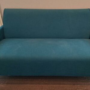 Canapé 2/3 places recouvert de tissu vert reposant sur 4 pieds en bois naturel. 71 x 145 x 77 cm. Localisation : 30 rue Beauregard - 60440 Nanteuil-le-Haudouin