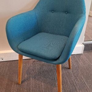 Fauteuil de marque Maisons du Monde modèle Arnold recouvert de tissu vert, dossier capitonné, 4 pieds en bois naturel. 81 x 57 x 63 cm. 2 unités. Vendu à l'unité avec faculté de réunion. Localisation : 30 rue Beauregard - 60440 Nanteuil-le-Haudouin
