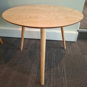 Table d'appoint tripode de marque Maisons du Monde à plateau rond en bois. 49 x 60 cm. Localisation : 30 rue Beauregard - 60440 Nanteuil-le-Haudouin