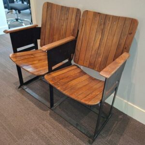2 fauteuils formant banquette d'accueil de marque Maisons du Monde modèle Cinéaste en bois et acier laqué noir. 82 x 99 x 46 cm. 2 unités. Vendu à l'unité avec faculté de réunion. Localisation : 30 rue Beauregard - 60440 Nanteuil-le-Haudouin