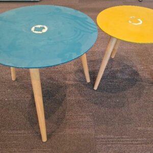 2 petites tables d'appoint rondes tripodes dont une à plateau en bois laqué vert et l'autre en bois laqué jaune, piètement en bois naturel. 50 x 40 et 45 x 35 cm. (traces de colle sur les plateaux). Localisation : 30 rue Beauregard - 60440 Nanteuil-le-Haudouin