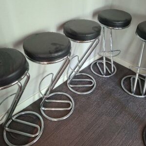 5 tabourets de bar en acier chromé, assise en cuir noir. Lot de 5 donc 1 avec accroc sur l'assise. 82 x 37 cm. Localisation : 30 rue Beauregard - 60440 Nanteuil-le-Haudouin