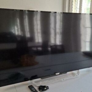 Téléviseur sur pied 65 pouces de marque Philips modèle 65PUS162. Localisation : 30 rue Beauregard - 60440 Nanteuil-le-Haudouin