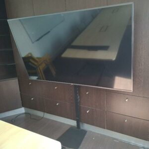 Moniteur 75 pouces de marque TCL modèle 75EP663. Localisation : 30 rue Beauregard - 60440 Nanteuil-le-Haudouin
