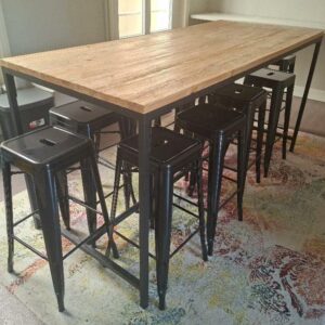 Table haute, plateau rectangulaire en bois, piétement en métal noir avec entretoise. 105 x 211 x 90 cm. 2 unités. Vendu à l'unité avec faculté de réunion. Localisation : 30 rue Beauregard - 60440 Nanteuil-le-Haudouin
