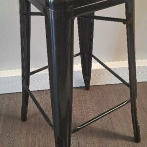 Tabouret de style industriel dans le goût de Tolix en métal laqué noir. 77 x 30 cm. 19 unités. Vendu à l'unité avec faculté de réunion. Localisation : 30 rue Beauregard - 60440 Nanteuil-le-Haudouin