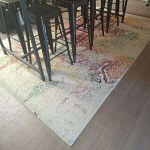 Tapis à décor floral multicolore sur fond beige. 213 x 201 cm. Localisation : 30 rue Beauregard - 60440 Nanteuil-le-Haudouin