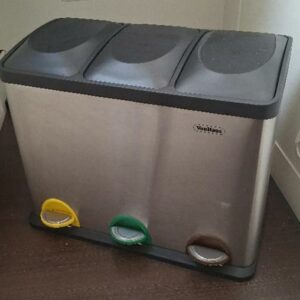 2 poubelles de marque VonHaus dont une à 3 compartiments (47 x 59 x 30 cm) et une à 2 compartiments (50 x 47 x 26 cm). Localisation : 30 rue Beauregard - 60440 Nanteuil-le-Haudouin