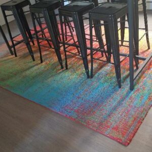 Tapis à décor multicolore. 213 x 201 cm. Localisation : 30 rue Beauregard - 60440 Nanteuil-le-Haudouin