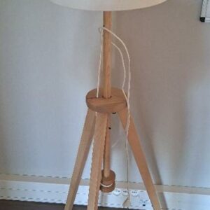 Lampe réglable en hauteur en bois naturel. abat-jour en tissu beige. 120 à 170 cm. Localisation : 30 rue Beauregard - 60440 Nanteuil-le-Haudouin