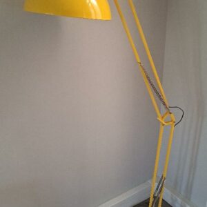 Lampe articulée en métal jaune. Hauteur 174 cm. Localisation : 30 rue Beauregard - 60440 Nanteuil-le-Haudouin