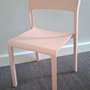 Chaise empilable en polypropylène rose. 82 x 45 x 51 cmi. 3 unités. Vendu à l'unité avec faculté de réunion. Localisation : 30 rue Beauregard - 60440 Nanteuil-le-Haudouin