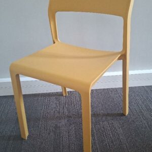 Chaise empilable en polypropylène jaune. 82 x 45 x 51 cm. 5 unités. Vendu à l'unité avec faculté de réunion. Localisation : 30 rue Beauregard - 60440 Nanteuil-le-Haudouin