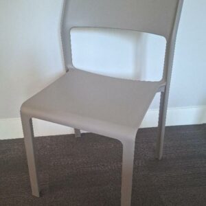 Chaise empilable en polypropylène gris taupe. 82 x 45 x 51 cm. 4 unités. Vendu à l'unité avec faculté de réunion. Localisation : 30 rue Beauregard - 60440 Nanteuil-le-Haudouin
