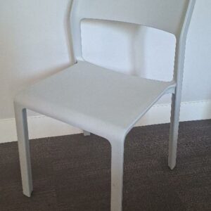 Chaise empilable en polypropylène gris perle. 82 x 45 x 51 cm. 6 unités. Vendu à l'unité avec faculté de réunion. Localisation : 30 rue Beauregard - 60440 Nanteuil-le-Haudouin