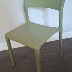 Chaise empilable en polypropylène vert kaki. 82 x 45 x 51 cm. 5 unités. Vendu à l'unité avec faculté de réunion. Localisation : 30 rue Beauregard - 60440 Nanteuil-le-Haudouin