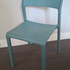 Chaise empilable en polypropylène bleu canard.  82 x 45 x 51 cm. 1 unité. Localisation : 30 rue Beauregard - 60440 Nanteuil-le-Haudouin