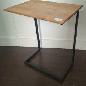 Table d'appoint, plateau rectangulaire en bois, piétement en porte-à-faux en acier laqué noir.  61 x 50 x 35 cm. 4 unités. Vendu à l'unité avec faculté de réunion. Localisation : 30 rue Beauregard - 60440 Nanteuil-le-Haudouin