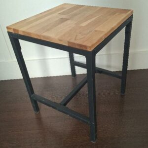 Table d'appoint, plateau rectangulaire en bois, piétement en acier laqué noir avec entretoise. 45 x 35 x 35 cm. 2 unités. Vendu à l'unité avec faculté de réunion. Localisation : 30 rue Beauregard - 60440 Nanteuil-le-Haudouin