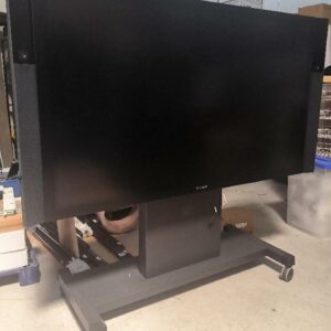 Ecran tactile interactif 84 pouces de marque Microsoft modèle Surface Hub 1596 sur support à roulettes. Non testé. Dim : 198 x 220 x 90 cm. Localisation : 11 rue Jean-Pierre Plicque - 77124 Villenoy