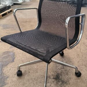 Fauteuil pivotant et ajustable design Charles et Ray Eames modèle EA117 édition Vitra, structure en aluminium chromé, garniture en résille de couleur noire, piètement en étoile à 5 branches sur roulettes. (légères usures). Dim : 83 x 58 x 60 cm. 8 unités. Vendu à l'unité avec faculté de réunion. Localisation : 34 avenue du Général Patton 02880 Crouy