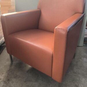 Fauteuil design Enrico Franzolini modèle Steel édition Moroso, revêtement en cuir de couleur marron. reposant sur 4 pieds en acier chromé. Dim : 80 x 72 x 66 cm. 2 unités. Vendu à l'unité avec faculté de réunion. Localisation : 34 avenue du Général Patton 02880 Crouy