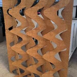 Paravent en bois naturel contrecollé au design ondulé. Dim : 180 x 140cm. 2 unités. Vendu à l'unité avec faculté de réunion. ;Localisation : 34 avenue du Général Patton 02880 Crouy