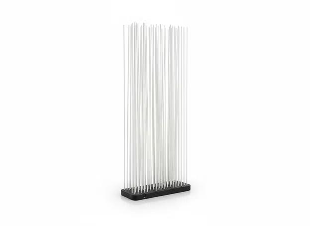 Paravent design Hsu-Li Teo et Stefan Kaiser modèle Sticks édition Extremis, tiges en fibre de verre blanches reposant sur un socle en caoutchouc de couleur noir, conçu pour l'intérieur comme l'extérieur. Dim : 180 x 60 x 30 cm. 15 unités. Vendu à l'unité avec faculté de réunion. Localisation : 34 avenue du Général Patton 02880 Crouy