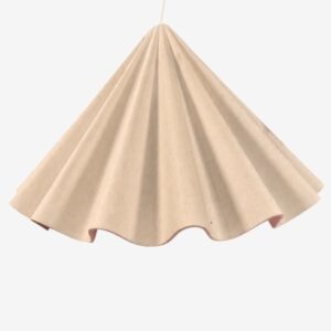 Suspension scandinave en feutrine de couleur blanche. Dim : 68 x 94 cm. (tâches). Localisation : 19 rue de Villeneuve 02200 Soissons