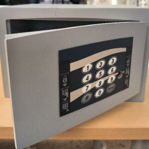 Coffre-fort métallique, porte en acier avec serrure électronique à clavier numérique. Dim : 18 x 28 x 20 cm. 5 unités. Vendu à l'unité avec faculté de réunion. Localisation : 34 avenue du Général Patton 02880 Crouy