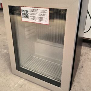 Mini-bar réfrigéré de marque Minibar Systems modèle XC-30, capacité 30L. Dim : 52 x 40 x 45 cm. Non testé. Localisation : 34 avenue du Général Patton 02880 Crouy