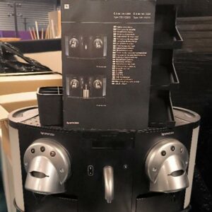 Machine à café professionnelle de la marque Nespresso modèle Gemini 200. Non testé. 2 unités et 1 carton contenant 33 tasses/sous-tasse. Localisation : 19 rue de Villeneuve 02200 Soissons