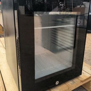 Mini-bar réfrigéré de marque JVD modèle 8661352, capacité 30L. Dim : 47 x 39 x 44 cm. Non testé. Localisation : 34 avenue du Général Patton 02880 Crouy
