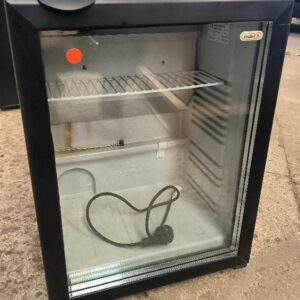 Mini-bar réfrigéré de marque Indel B modèle A30VB00D2E00, capacité 30L. Dim : 50 x 38 x 42 cm. Non testé. Localisation : 34 avenue du Général Patton 02880 Crouy.