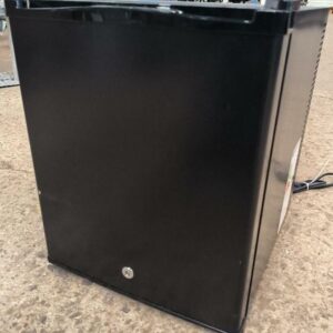 Mini-bar réfrigéré de marque JVD modèle 8661351, capacité 30L. Dim : 47 x 38 x 45 cm. Non testé. Localisation : 34 avenue du Général Patton 02880 Crouy.