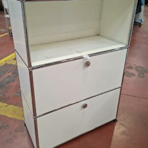 Meuble de rangement de marque USM HALLER de couleur blanche à une niche et 2 compartiments ouvrants par porte à abattant. 109 x 77 x 37 cm. 7 unités. Vendu à l'unité avec faculté de réunion. Localisation : 8 rue de la Fossé-aux-Leux - 91700 Sainte Geneviève des Bois.