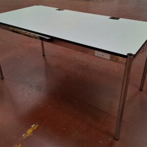 Bureau de marque USM HALLER, plateau en mdf blanc avec 2 trappes pour passage de câbles ou arceau, goulotte grillagée en acier laqué noir, piètement en acier chromé. 74 x 150 x 75 cm. 25 unités. Vendu à l'unité avec faculté de réunion. Localisation : 8 rue de la Fossé-aux-Leux - 91700 Sainte Geneviève des Bois.