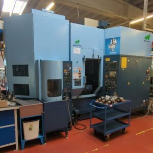 Centre d'usinage CNC 5 axes de marque MATSUURA modèle MAM72-3VS. Machine équipée d'un système automatique de stockage et transfert de palettes (STV) multipalettes. Schémas et repérages présents, facilitant la maintenance et l'exploitation. Configuration favorable à la production en série. On y joint quantité de pièces détachées contenues dans le rack (rack joint au lot : 240 x 238 x 100 cm) et jeux de mors dans armoire d'atelier (armoire jointe : 145 x 72 x 71 cm). Et 3 classeurs de documentation. Voir détails sur photos