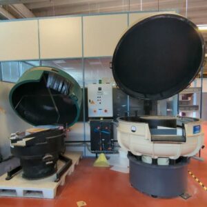 2 tonneaux vibrants pour tribofinition de marque RÖSLER modèle R420 et RWO SA220, avec station de retraitement de l'eau usée. (voir détails sur photos)