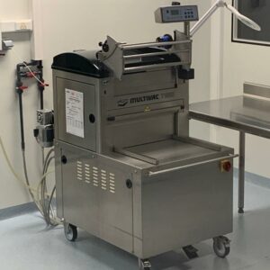Thermoscelleuse ou operculeuse semi automatique de marque MULTIVAC modèle T250. Numéro de série 172651. Année 2014. Matériel jamais utilisé. Documentation disponible en pdf.
