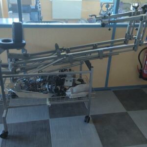 Table médicale d’extension orthopédique pour étirement des genoux de marque DPMS modèle JU2600M, sur roulettes. 132 x 175 x 48 cm. (rdc)