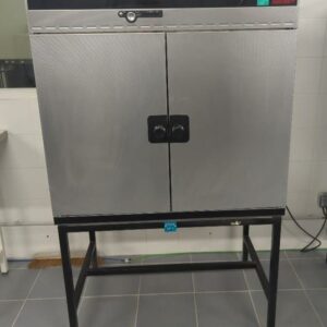 Etuve universelle de laboratoire de marque MEMMERT type UFP 600, 230V. 91 x 95 x 65 avec support (hauteur 63 cm). 2 unités. Vendu à l'unité avec faculté de réunion. (labo)