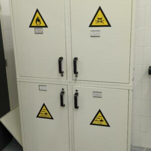 Armoire à produits chimiques en acier laqué blanc à 4 compartiments. 183 x 112 x 50 cm. (labo)