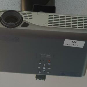 Vidéo projecteur de marque TOSHIBA modèle TLP-T50. 7 x 27 x 20 cm. (2ème étage)