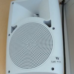 Paire de hauts parleurs Wall Mount Speaker, 60 à 120 W.  32 x 21 x 15 cm. 2 unités. Vendu à l'unité avec faculté de réunion. (2ème étage)