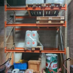 Rack à palettes en acier beige et orange. 350 x 290 x 110 cm.