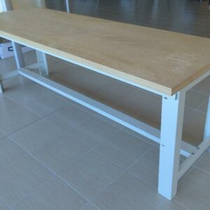 Etabli en acier laqué blanc avec entretoise, plateau en bois naturel. 85 x.240 x 80 cm. 3 unités. Vendu à l'unité avec faculté de réunion. (1er étage: 1 / rdc: 2 unités)