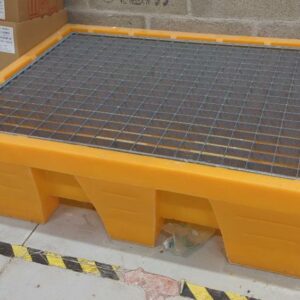 Bac de rétention en plastique orange. 38 x 131 x 91 cm. 3 unités. Vendu à l'unité avec faculté de réunion. (stockage labo)
