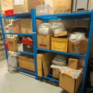 2 rayonnages en acier laqué bleu. 200 x 130 x 60 chaque, soit 2,6 mètres linéaires. (stockage labo)